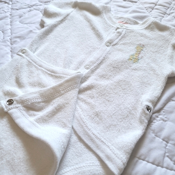 10/$20 ❄️ Snugabye Onesie - Picture 3 of 6